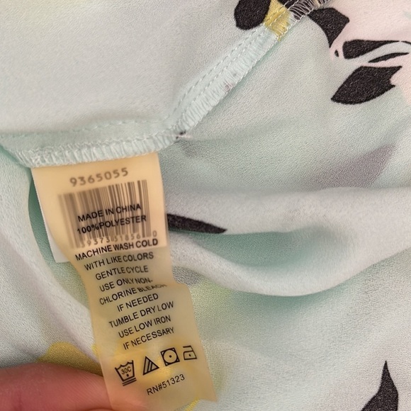 Vince Camuto Floral Blouse l SIZE S - Picture 7 of 7